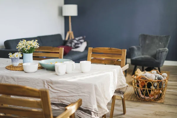 Tisch Mit Blumen Kamille Auf Leinentischdecke Wohnzimmer Helles Interieur Cottagecore — Stockfoto