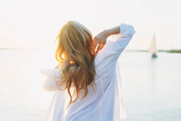 Mooie Blonde Jonge Vrouw Wit Shirt Pier Achtergrond Van Zeilboot — Stockfoto