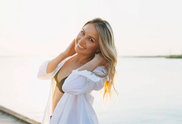 Mooie Glimlachende Blonde Jonge Vrouw Wit Shirt Pier Bij Zonsondergang — Stockfoto