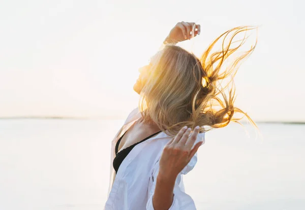 Mooie Glimlachende Blonde Jonge Vrouw Wit Shirt Het Strand Bij — Stockfoto