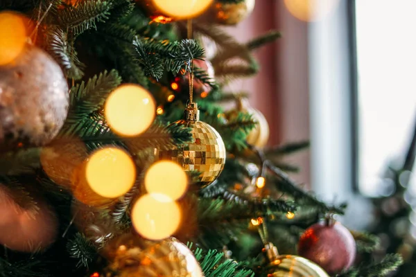 Geschmückter Weihnachtsbaum Gold Und Lila Spielzeug Mit Den Lichtern Bokeh — Stockfoto