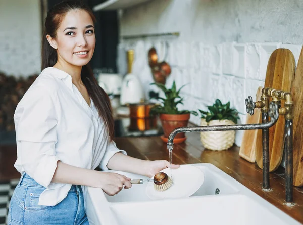 Jonge Vrouw Wast Borden Met Houten Borstel Met Natuurlijke Borstelharen — Stockfoto