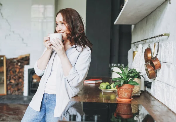 Adulto Sorrindo Mulher Morena Casual Com Xícara Chá Cozinha Casa — Fotografia de Stock