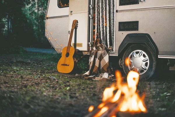 Camper Van Com Gitar Lareira Estacionamento Floresta Noite Férias Família — Fotografia de Stock