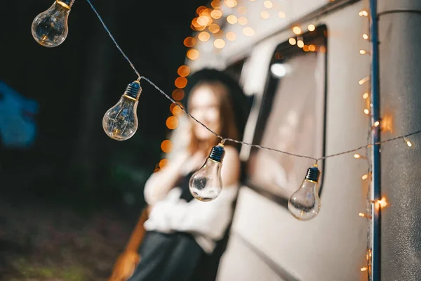 Garland Lâmpadas Fundo Campista Menina Desfoque — Fotografia de Stock