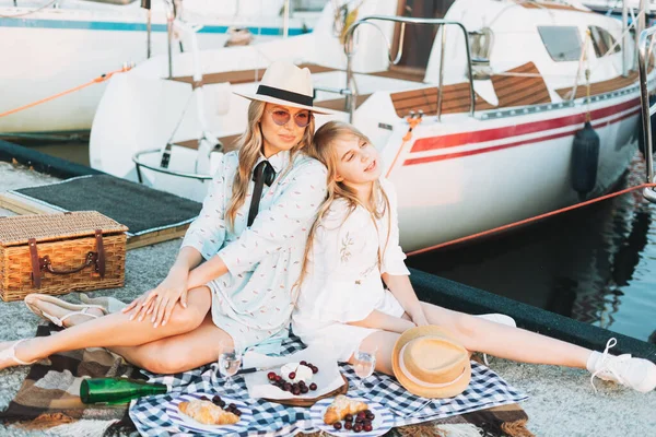 Deux Belles Filles Blondes Amies Mère Fille Dans Des Chapeaux — Photo