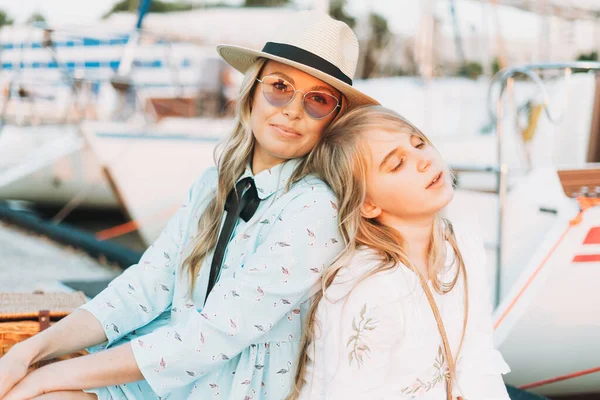 Duas Belas Meninas Loiras Amigos Mãe Filha Chapéus Palha Iate — Fotografia de Stock