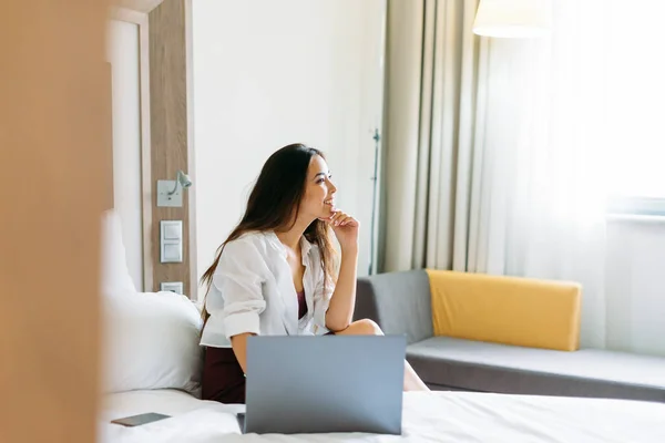 Mooi Glimlachend Aziatisch Meisje Met Lang Haar Werken Laptop Bed — Stockfoto