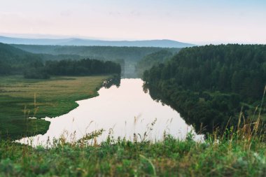 Sabah sakin nehir, orman ve tepelerin güzel manzarası. Yerel turizm