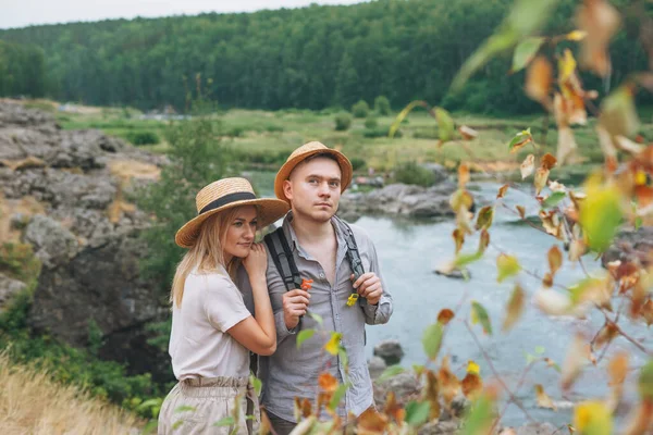 Dağ Nehri Geçmişinde Günlük Kıyafetlerle Gezen Genç Çiftler Yerel Turizm — Stok fotoğraf