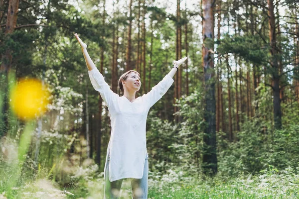 Boncuklu Gülümseyen Genç Kadın Ormanda Yoga Yapıyor Fiziksel Zihinsel Sağlık — Stok fotoğraf