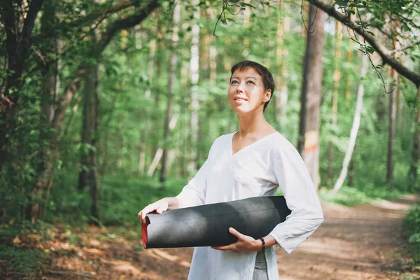 Young Smiling Woman Practice Yoga Outdoors Forest Physical Mental Health — Stock Photo, Image