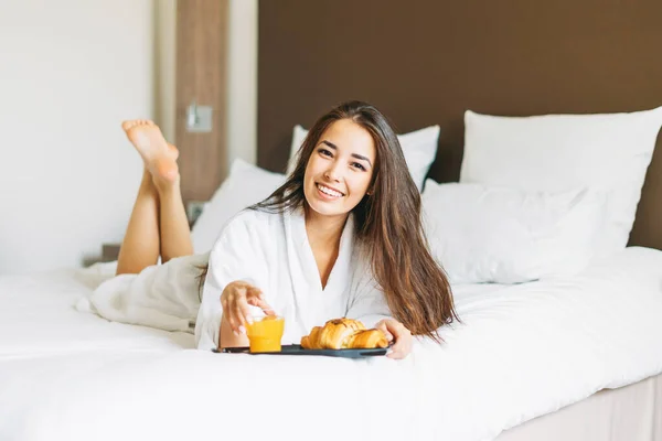 Mooie Jonge Aziatische Vrouw Met Lang Haar Witte Badjas Ontbijten — Stockfoto