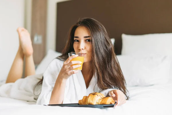 Mooie Jonge Aziatische Vrouw Met Lang Haar Witte Badjas Ontbijten — Stockfoto