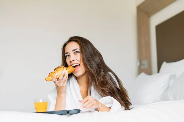 Mooie Jonge Aziatische Vrouw Met Lang Haar Witte Badjas Ontbijten — Stockfoto