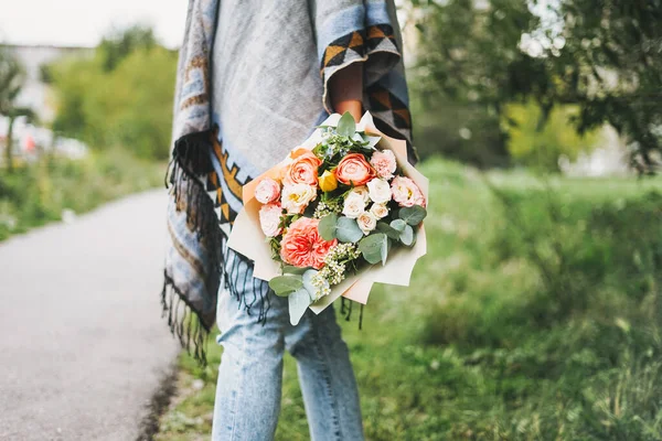 Jovem Mulher Poncho Jeans Detém Belo Buquê Flores Diferentes — Fotografia de Stock