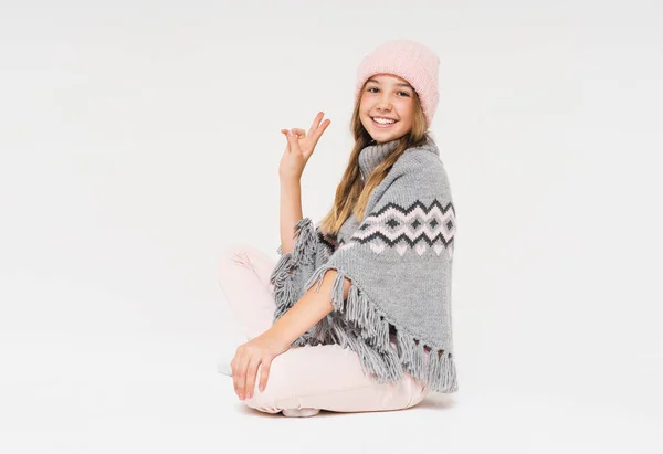 Linda Chica Adolescente Sonriente Sombrero Punto Rosa Acogedor Poncho Gris — Foto de Stock