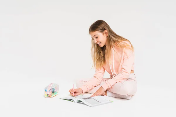 Bonito Sorrindo Menina Adolescente Com Cabelos Longos Rosa Com Capuz — Fotografia de Stock