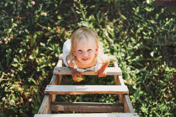 Cute Blond Maluch Dziewczynka Wspina Się Drabinie Strona Wsi Domek — Zdjęcie stockowe