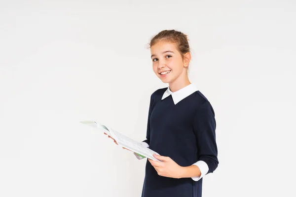 Χαριτωμένο Χαμογελαστό Έφηβο Κορίτσι Στο Σχολείο Στολή Βιβλία Στα Χέρια — Φωτογραφία Αρχείου