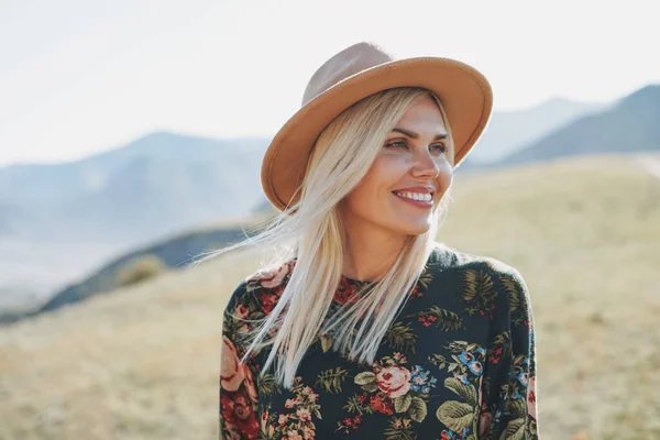 Όμορφη Χαμογελαστή Ξανθιά Νεαρή Γυναίκα Ταξιδιώτη Φόρεμα Και Αισθάνθηκε Καπέλο — Φωτογραφία Αρχείου