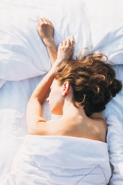 Wanita Berambut Cokelat Muda Tidur Tempat Tidur Dengan Linen Putih — Stok Foto