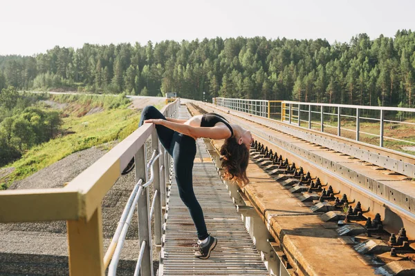 Jovem Mulher Extrema Alpinista Fica Ponte Trilhos Ferroviários — Fotografia de Stock