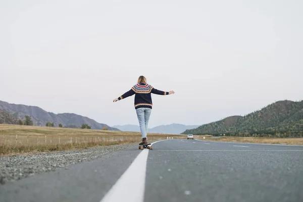 Νεαρή Γυναίκα Στο Skateboard Στο Δρόμο Κατά Όμορφο Ορεινό Τοπίο — Φωτογραφία Αρχείου