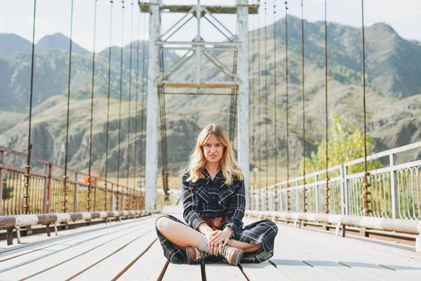 Νεαρή Ξανθιά Γυναίκα Φόρεμα Κάθεται Στη Γέφυρα Horochowski Στον Ποταμό — Φωτογραφία Αρχείου
