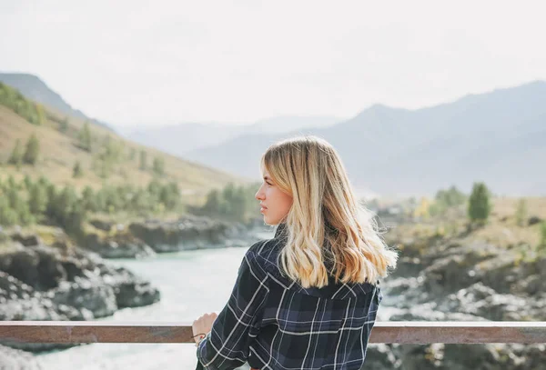 Jovem Loira Vestido Ponte Horochowski Rio Katun Montanhas Altai — Fotografia de Stock