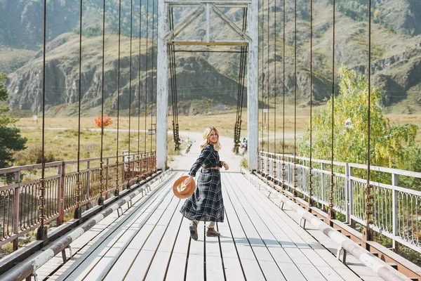 Ευτυχισμένη Νεαρή Ξανθιά Γυναίκα Καρό Φόρεμα Στη Γέφυρα Horochowski Στον — Φωτογραφία Αρχείου