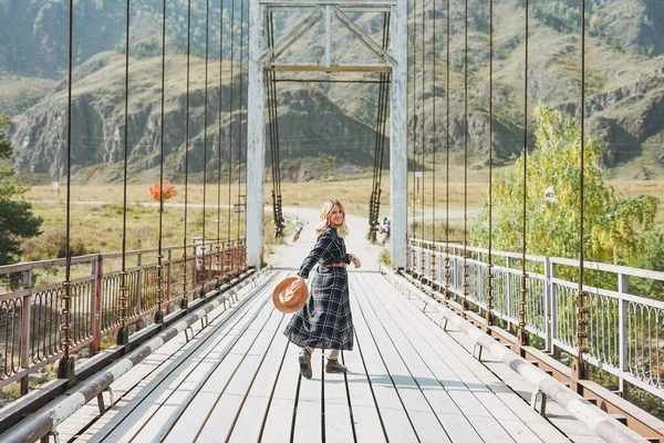 Jovem Mulher Loira Feliz Vestido Xadrez Ponte Horochowski Rio Katun — Fotografia de Stock