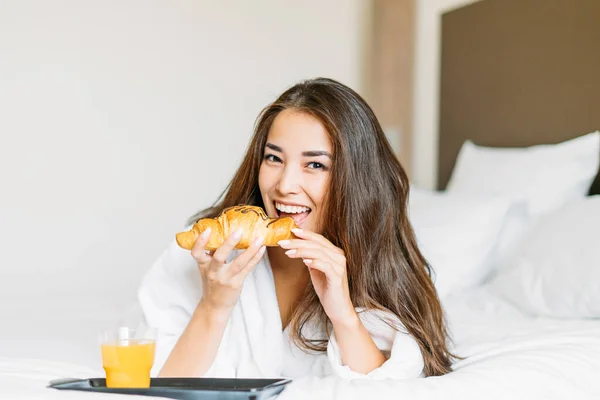 Mooie Jonge Aziatische Vrouw Met Lang Haar Witte Badjas Ontbijten — Stockfoto