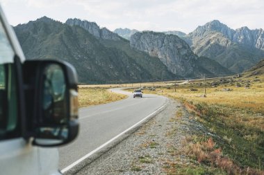 Güzel dağ manzarası, Chemalsky Yolu, Altai 'de otoyolda park etmiş bir araba.