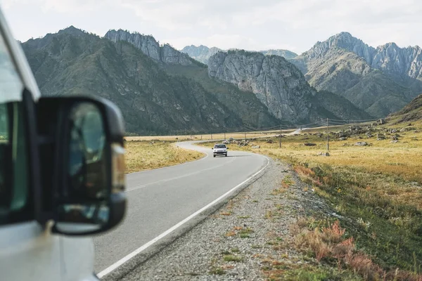 Parkerad Bil Bilvägen Mot Vackert Bergslandskap Chemalsky Tract Altai — Stockfoto