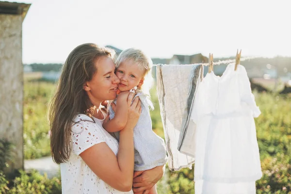 Mladá Žena Maminka Dítětem Dívka Ruce Objetí Dvorku Chalupy Západu — Stock fotografie