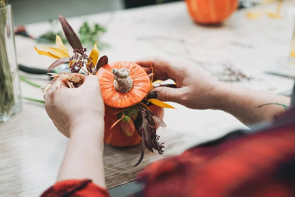 Diy Autumn Flower Arrangement Bouquet Pumpkin Florist Work Floristry Studio — Stock Photo, Image