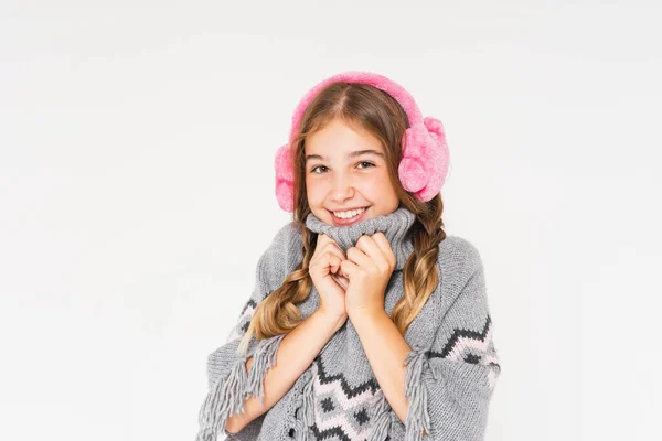 Χαριτωμένο Χαμογελαστό Έφηβο Κορίτσι Ροζ Γούνα Ακουστικά Και Γκρι Πόντσο — Φωτογραφία Αρχείου