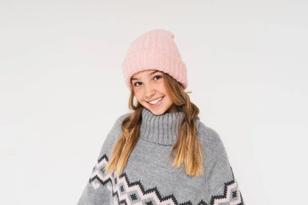 漂亮的微笑少女 戴着粉色针织的帽子 头戴舒适的灰色斗篷 与白色背景隔离 — 图库照片