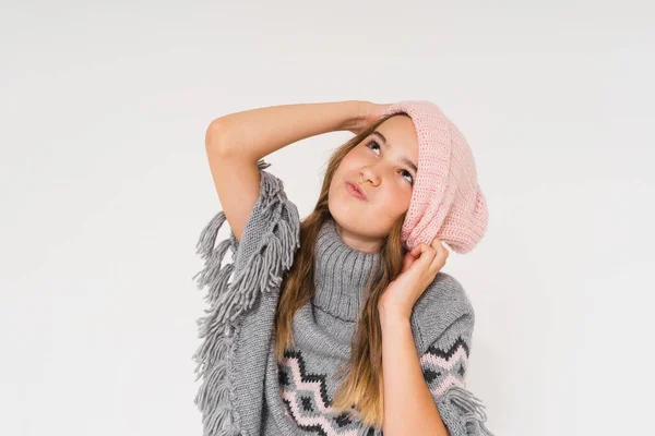 Linda Chica Adolescente Sonriente Divertida Sombrero Punto Rosa Acogedor Poncho — Foto de Stock