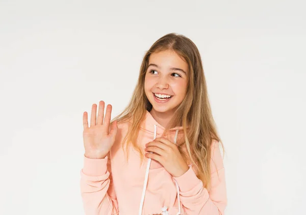 Χαριτωμένο Χαμογελαστό Έφηβο Κορίτσι Μακριά Μαλλιά Ροζ Κουκούλα Απομονώνονται Λευκό — Φωτογραφία Αρχείου