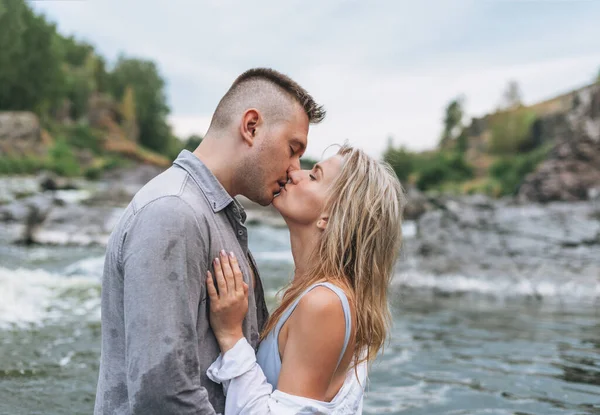 Jovem Casal Feliz Amor Viajantes Beijando Rio Montanha — Fotografia de Stock