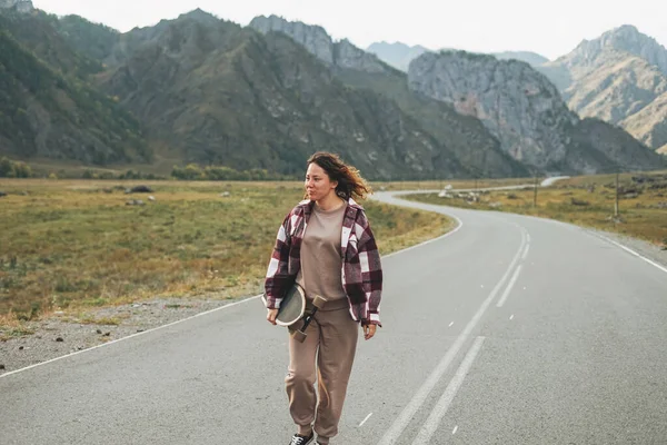 Νεαρή Γυναίκα Στο Skateboard Στο Δρόμο Κατά Όμορφο Ορεινό Τοπίο — Φωτογραφία Αρχείου