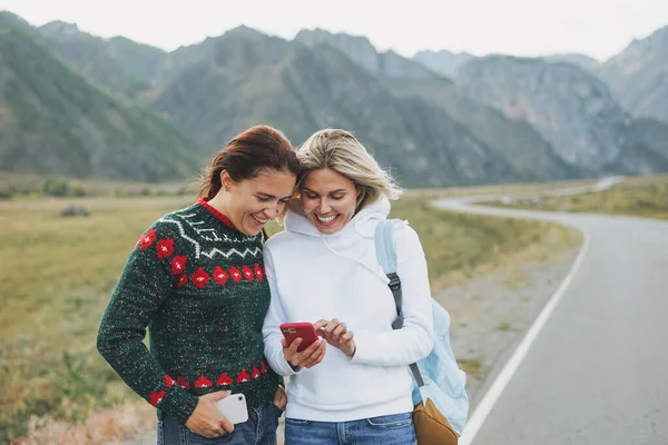 Boldog Fiatal Nők Utazók Használ Mobil Közúti Ellen Gyönyörű Hegyvidéki — Stock Fotó