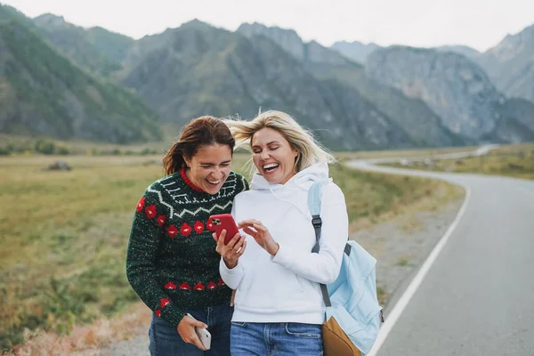 Jovens Viajantes Felizes Usando Móvel Estrada Contra Bela Paisagem Montanhosa — Fotografia de Stock