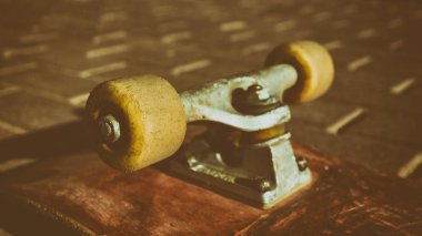 Kaykay tekerlek kadar kapatın. profesyonel aşırı spor aygıtlar ve gösteri kaykay öğeleri. Şasi, kralı, askı. 80 's film kamera tonlama renk