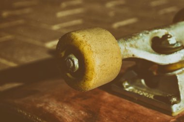 Kaykay tekerlek kadar kapatın. profesyonel aşırı spor aygıtlar ve gösteri kaykay öğeleri. Şasi, kralı, askı. 80 's film kamera tonlama renk