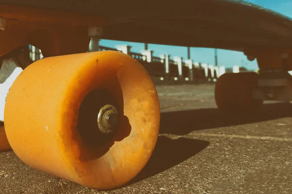 Primer Plano Las Ruedas Skate Camino Ladrillo Áspero Estilo Vintage —  Fotos de Stock