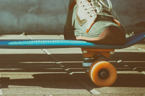 Nohy Retro Tenisky Stojí Skateboardu Skateboardista Odpočívá Lavičce Parku Vintage — Stock fotografie