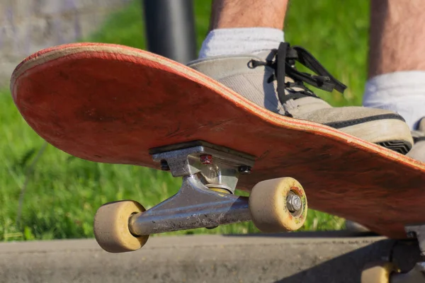 Skateboard Skok Připraveni Udělat Trik Jeho Palubě Mladí Skateboardista — Stock fotografie